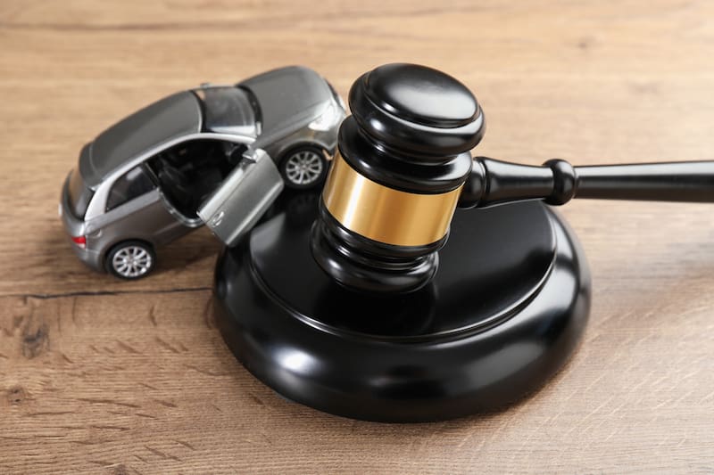 La contratación de un seguro de automóvil es obligatoria para registrar un vehículo en el estado de Nueva York. Sin embargo, existen distintos descuentos que pueden ayudar a los conductores a reducir el costo de sus pólizas.