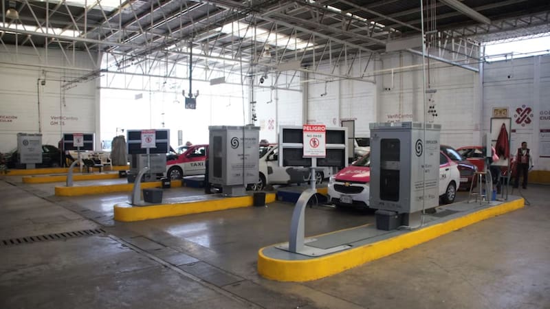 El trámite de verificación vehicular en la capital tiene un costo oficial de $765.44 pesos este semestre.
