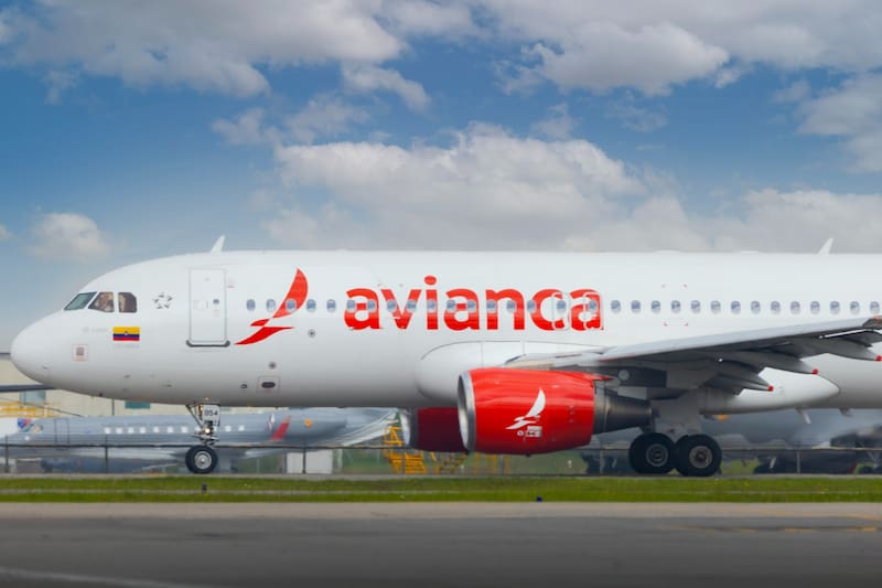 Avianca demandó a este influencer por sus acciones en un vuelo de Bogotá a Madrid.