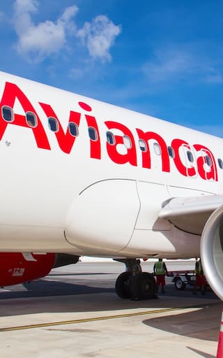 Avianca demanda a un influencer por un incidente en un vuelo a España: puso en riesgo a los pasajeros