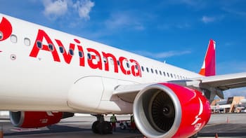 Avianca demanda a un influencer por un incidente en un vuelo a España: puso en riesgo a los pasajeros