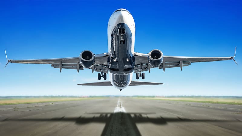 Los pilotos bajan la potencia de los motores al despegar.