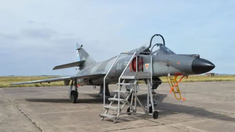 Tras más de 40 años de servicio, la Armada Argentina anunció el retiro de una aeronave héroe en la Guerra por Malvinas.