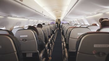 Ni ventana ni pasillo: cuál es el asiento más seguro de un avión según las estadísticas