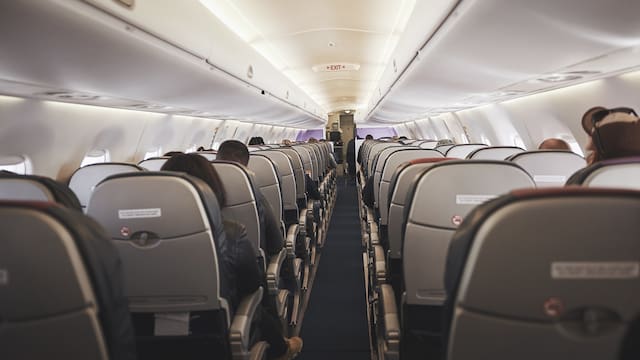 Ni ventana ni pasillo: cuál es el asiento más seguro de un avión según las estadísticas
