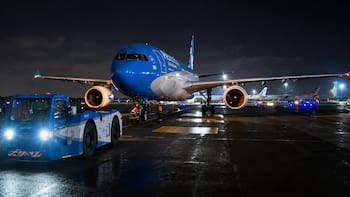 El avión de la Selección aterrizó en Ezeiza: qué futbolistas llegan y el operativo en los alrededores del predio de AFA