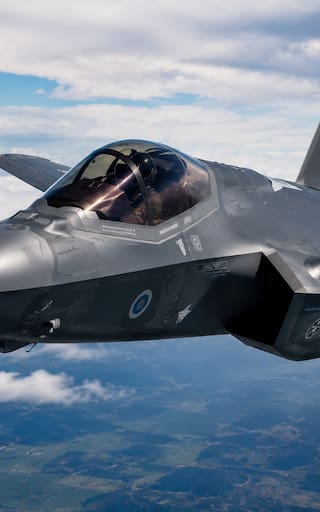 Llega al país el avión de guerra más poderoso del mundo: la máquina que controla el campo de batalla y representa el orgullo de una nación