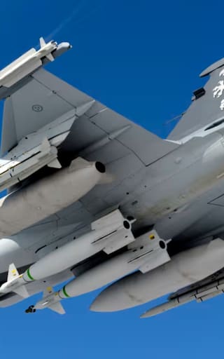 Se confirmó la histórica compra de 17 aviones de guerra Gripen a Suecia: qué armas tienen y cuándo llegarán al país