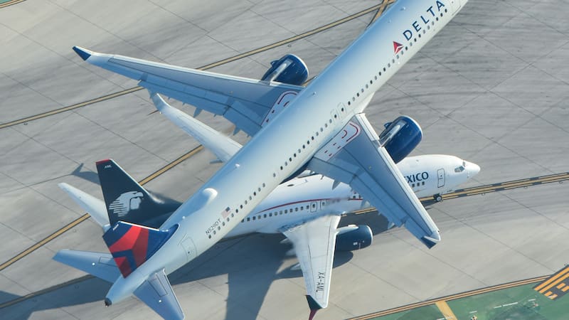 Aviones de Delta y Aeroméxico. Aeroméxico está a la espera de que perdure su alianza estratégica con Delta.