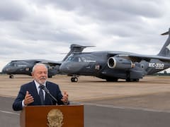 El Gobierno compra 2 aviones KC-390 de Brasil para la defensa nacional: costará más de 366 millones