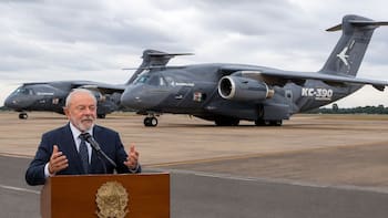 El Gobierno compra 2 aviones KC-390 de Brasil para la defensa nacional: costará más de 366 millones