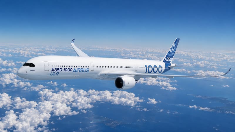 El A350-1000ULR —Ultra Long Range— alcanza 17.000 km de autonomía y hasta 22 horas de vuelo continuo.