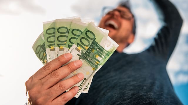 Ayuda de 480 euros para mayores de 52 años: ¿cómo solicitarla y cuáles son los requisitos?