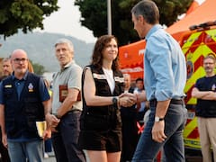 Ayuso destaca la colaboración entre Gobierno central con Madrid y asegura que trabajan “juntos, centrados en lo más importante” ante los incendios