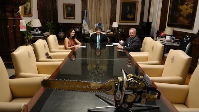 El Gobierno defiende su modelo de financiación y contrasta servicios públicos con la foto de Isabel Díaz Ayuso y Javier Milei
