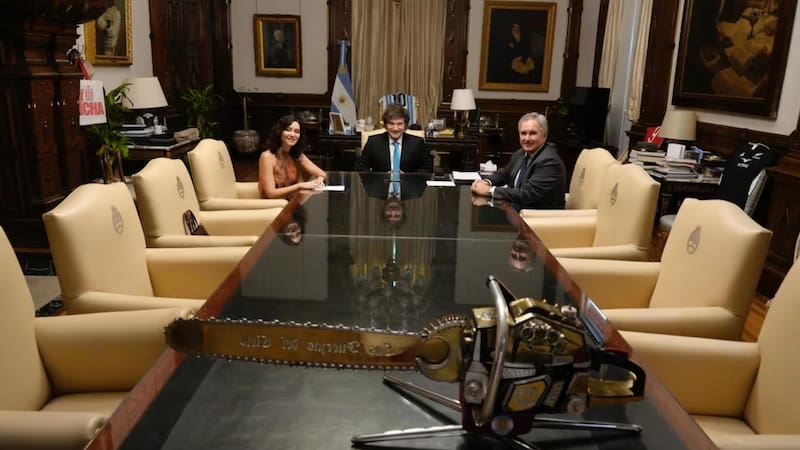 El Gobierno defiende su modelo de financiación y contrasta servicios públicos con la foto de Isabel Díaz Ayuso y Javier Milei.