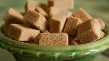 Adiós azúcar: el endulzante 100% natural que es 10 veces más dulce y aporta calcio, potasio y magnesio