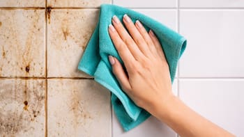 Ni detergente, ni lavandina: la forma ideal de quitar la grasa acumulada en la alacena