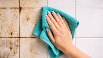 Ni vinagre ni bicarbonato: el truco para quitar la grasa acumulada en los azulejos de la cocina