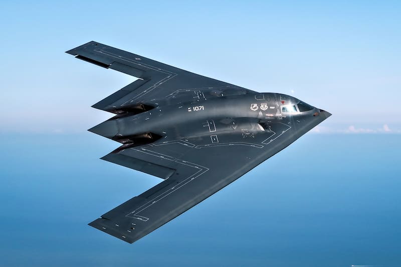 Con autonomía de 9.600‑11.200 km sin repostar y diseño de baja firma radar, el B‑2 puede realizar misiones de penetración profunda en territorio enemigo. Fuente: archivo