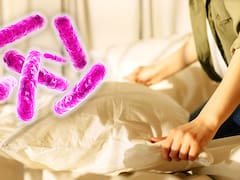 Cómo eliminar las bacterias y virus de tus almohadas y sábanas con este método efectivo