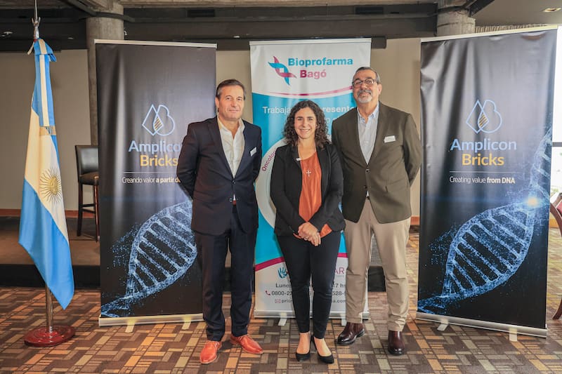 Leonardo Fernández (Bioprofarma Bagó), Ana Clara Mignaqui y Jorge Ernesto Carrillo (CEO de Amplicon Bricks)