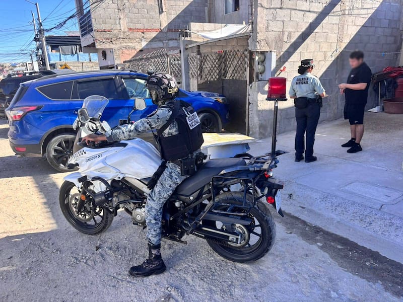 Efectivos del Ejército Guardia Nacional visitan a ciudadanos en BCS para hacer preguntas sobre seguirdad.
