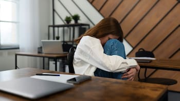 Seguridad Social revisará bajas largas: cuándo pueden suspenderte el cobro mensual