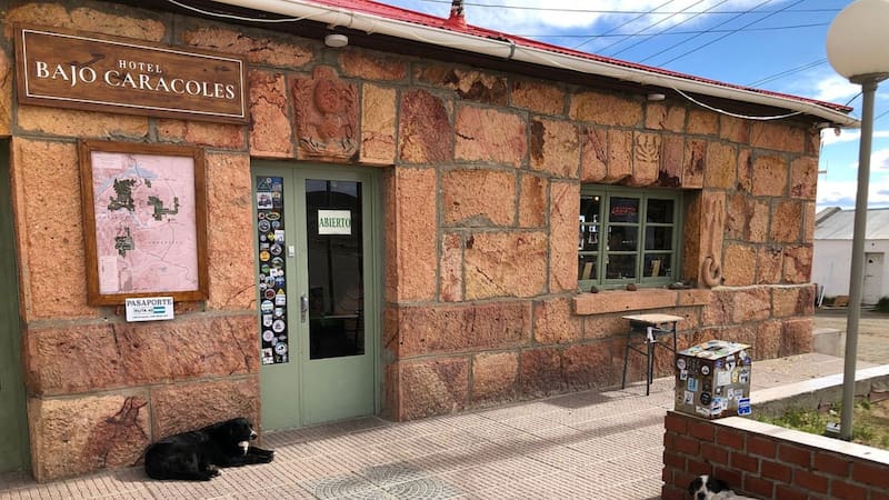 En 1943, el artesano picapedrero yugoslavo Mateo Barak levantó con piedras de la zona el edificio que hoy sigue en pie como Hotel Bajo Caracoles, con su escudo nacional tallado en la fachada y el año de inauguración grabado en la piedra.