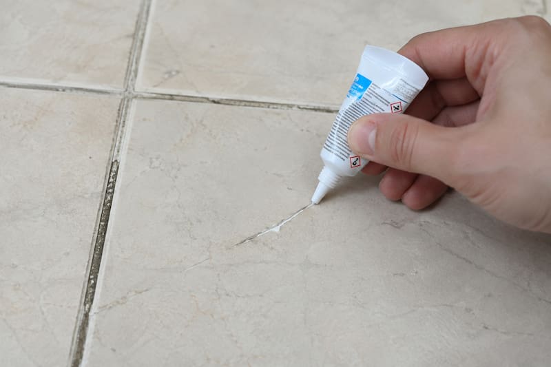 Baldosas rotas: el truco casero con masilla y pintura para reparar grietas y dejarlas como nuevas.
