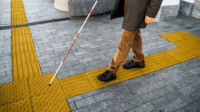Pocos lo saben: para qué sirven las baldosas con texturas de las calles y por qué son importantes
