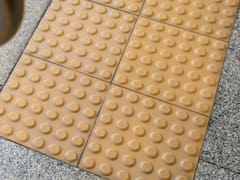 Pocos lo saben: para qué sirven las baldosas con texturas de las calles y por qué son importantes
