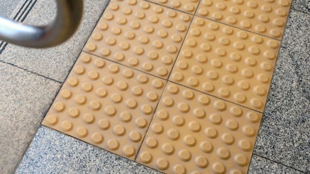 Pocos lo saben: para qué sirven las baldosas con texturas de las calles y por qué son importantes
