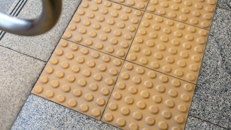 Pocos lo saben: para qué sirven las baldosas con texturas de las calles y por qué son importantes