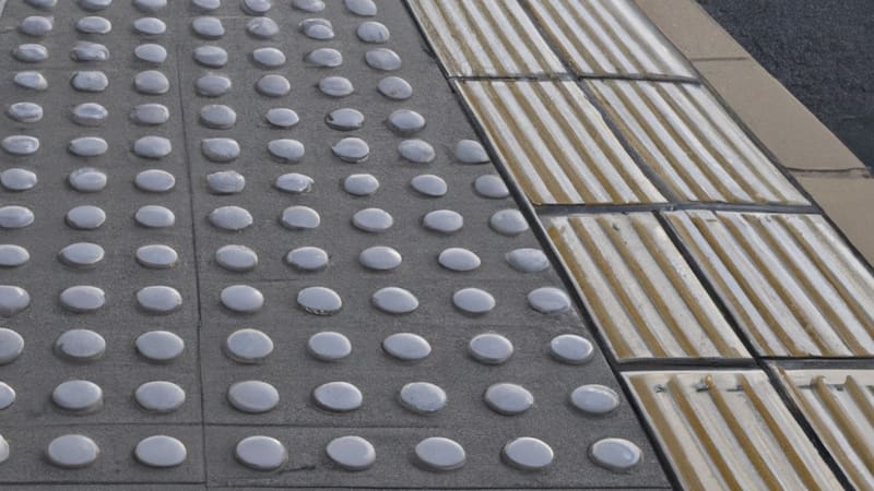 Pocos lo saben: para qué sirven las baldosas con texturas de las calles y por qué son importantes