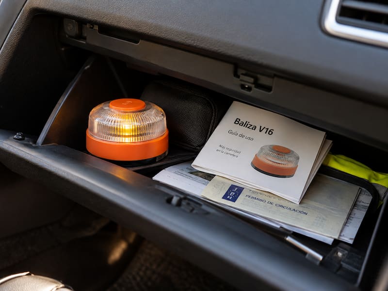 Oficial y confirmado | La DGT obliga a llevar este dispositivo en la guantera de todos estos coches: pueden multarte si no lo tienes (foto: ChatGPT)