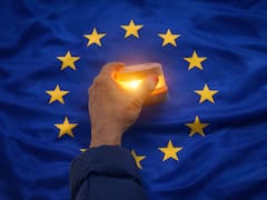 ¿Adiós a la V-16? La Unión Europea podría poner punto final a la polémica luz de emergencia exigida por la DGT