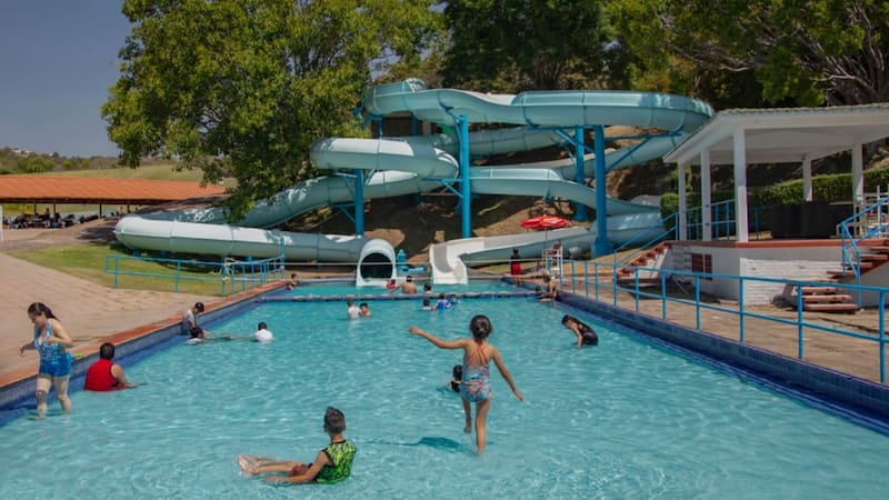 El Balneario Termal también cuenta con un parque acuático, por lo que las actividades tienen en cuenta a toda la familia.