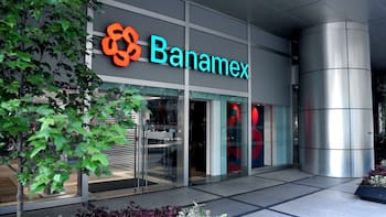 Banamex mantiene dólar en 17.60 pesos, pero lo condiciona a la Fed