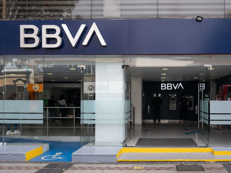 El banco vasco mantiene una sólida posición de capital y aumenta beneficios en España y México, según el último análisis financiero.