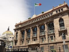 ¿Bajar tasas con la inflación por las nubes? Expertos advierten sobre el extraño ‘doble juego’ de Banxico