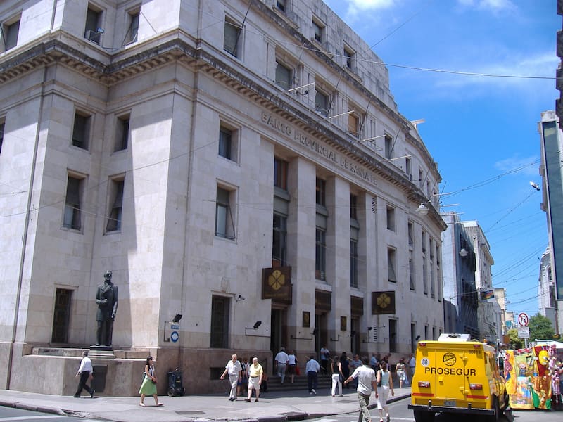 El Banco Santa Fe confirmó qué sucederá con los clientes que tengan que pagar el resumen de sus tarjetas de crédito antes de cobrar sus haberes. (Foto: Wikimedia Commons - Pablo D. Flores)
