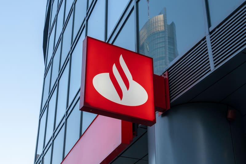 Banco Santander amplía su oferta de inversión para jóvenes con fondos indexados, ETF y comisiones reducidas (foto: Shutterstock)