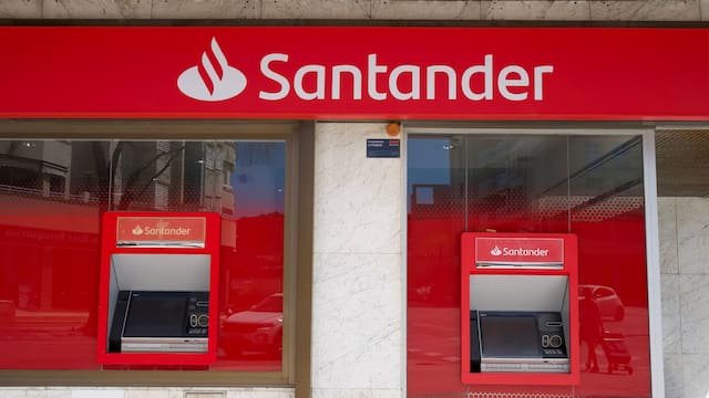 Banco Santander para mayores: atención preferente, Correos Cash y horario ampliado