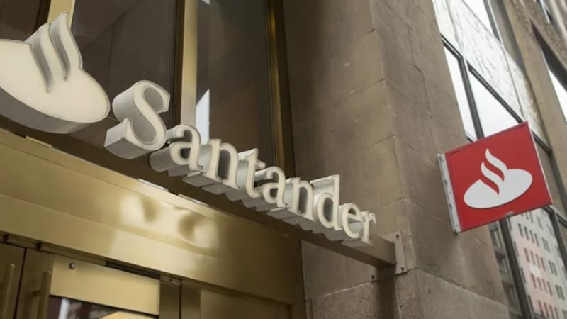 Banco Santander amplía su oferta de inversión para jóvenes con fondos indexados, ETF y comisiones reducidas (foto: EFE)