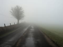 Cuatro lesionados en dos choques sobre ruta 5 en medio de una intensa niebla advertida por Inumet