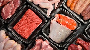 La almohadilla de las bandejas de carne: para qué sirve realmente y por qué debes tener cuidado al manipularla