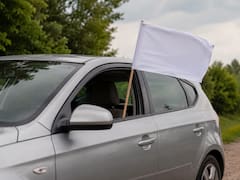 Colocar una bandera blanca en la ventana del auto: para qué sirve y por qué lo recomiendan