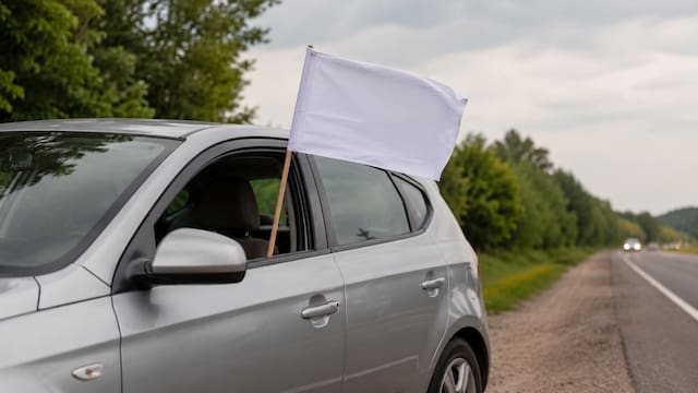 Colocar una bandera blanca en la ventana del auto: para qué sirve y por qué lo recomiendan