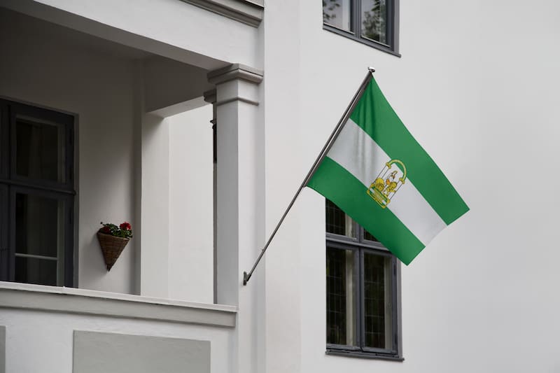 La convocatoria autonómica moviliza a los electores andaluces dentro y fuera de su municipio de residencia.